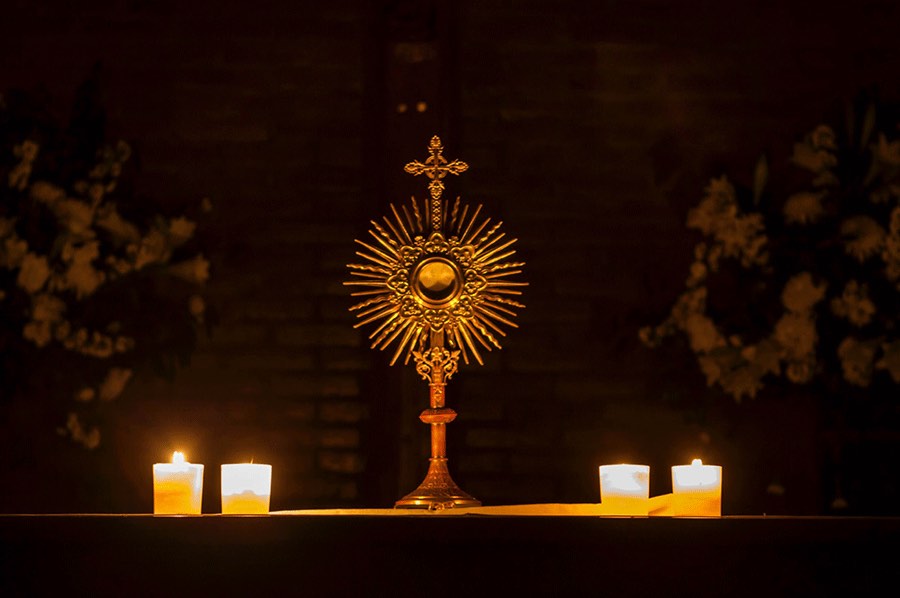 El Santísimo expuesto entre velas