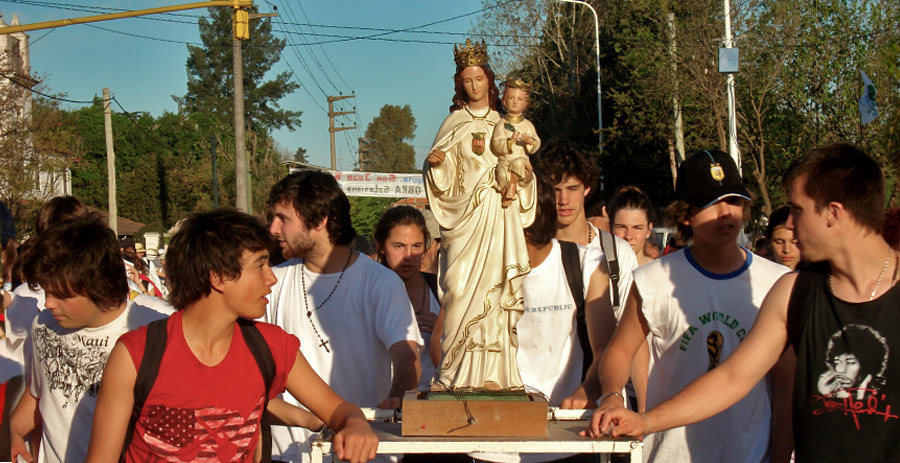 Jóvenes de la parroquia junto a la imagen de la Virgen en la peregrinación a Luján