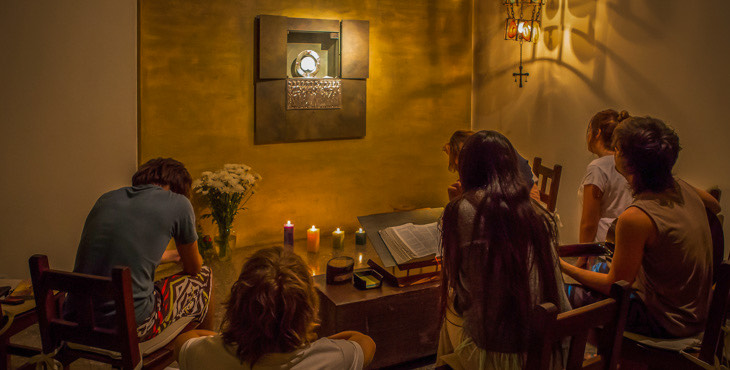 Fieles rezando en la capilla de Adoración Permanente